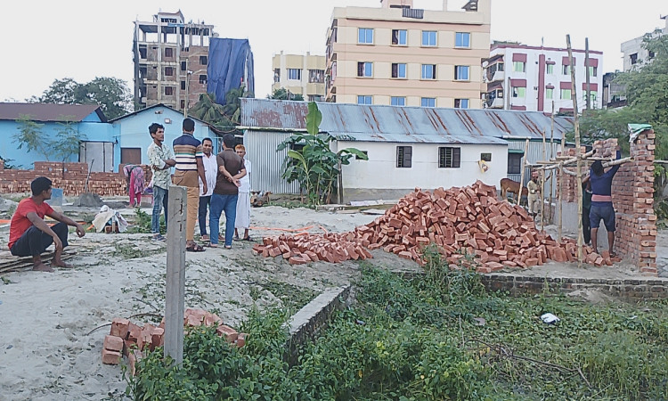 ভৈরবে ইটালী প্রবাসী নারীর ক্রয়কৃত জায়গায় নির্মাণ কাজে বাধা ও হুমকির অভিযোগ