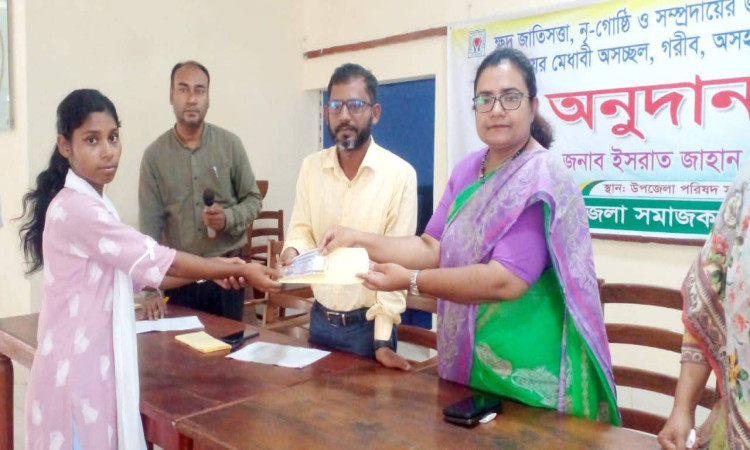ফরিদপুরে ক্ষুদ্র নৃ-গোষ্ঠী শিক্ষার্থীদের মাঝে নগদ অর্থ বিতরণ