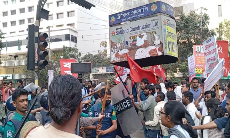 বাম জোটের যমুনা ঘেরাও কর্মসূচিতে লাঠিচার্জ