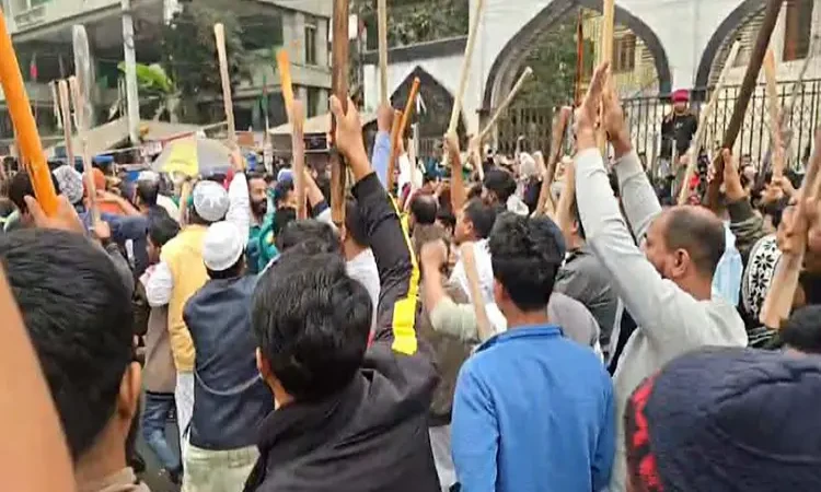 কারওয়ান বাজারে মানববন্ধনে হামলা: লাঠিসোঁটা নিয়ে রাস্তায় ব্যবসায়ীরা