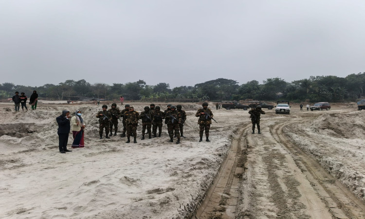 দৌলতদিয়ায় বালু উত্তোলন ও বিক্রি বন্ধে প্রশাসন-সেনাবাহিনীর অভিযান