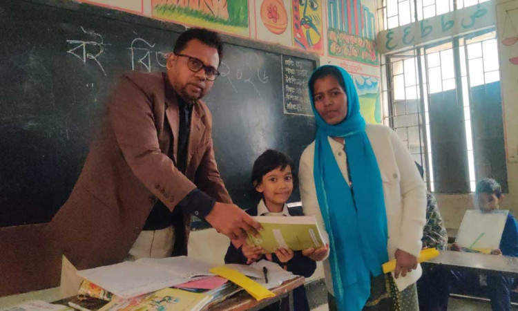 বছরের প্রথম দিনে বই নিয়ে দুই রকম চিত্র