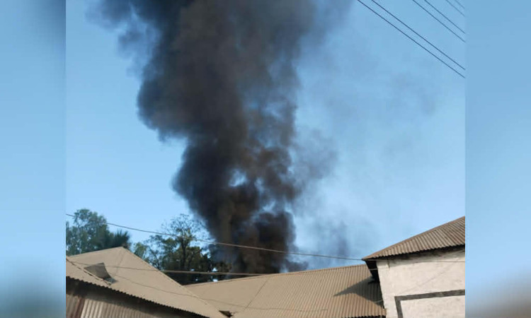 রায়গঞ্জে শতাধিক চাতালে ঝুট পোড়ানোয় পরিবেশ বিপর্যস্ত