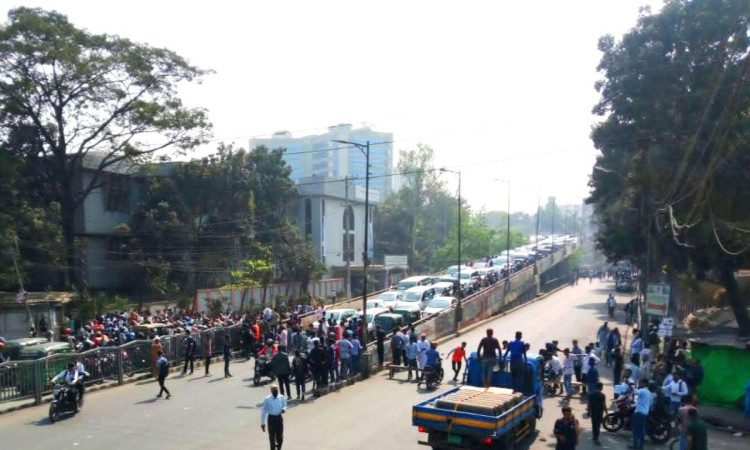 শিক্ষার্থীরা সাতরাস্তা থেকে সরলেও যানজট কমেনি