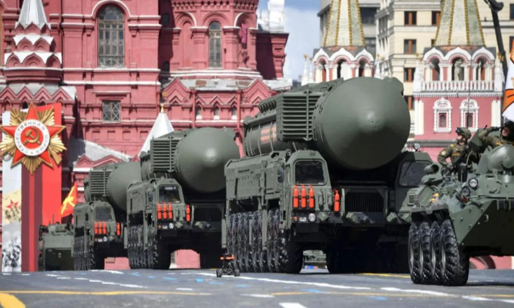 ইউক্রেনকে পরমাণু অস্ত্র দিলে পাল্টা পারমাণবিক হামলার হুঁশিয়ারি