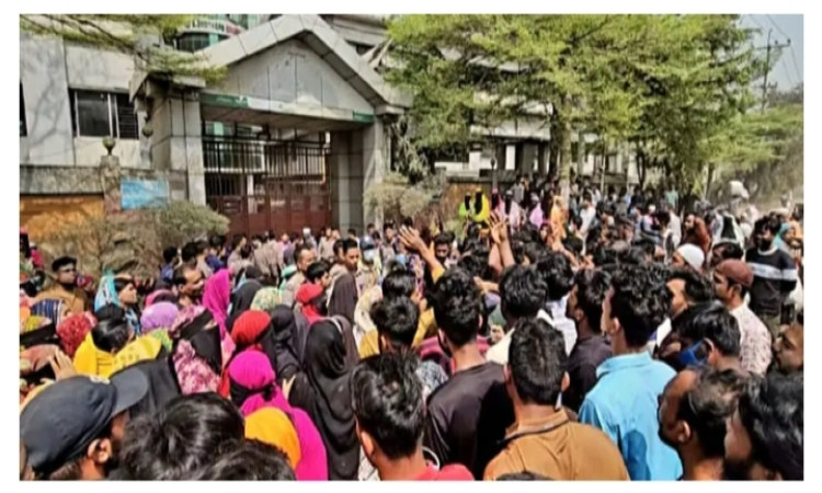 রূপগঞ্জেে বকেয়া বেতনের দাবিতে সড়ক অবরোধ