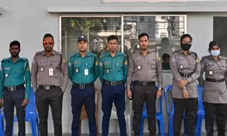 অধিকাংশ পুলিশ সদস্য আগের ইউনিফর্মের পক্ষে