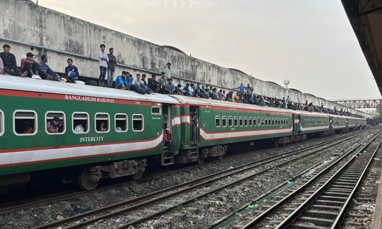 ঈদযাত্রায় ঢাকার রেলস্টেশনে ভিড়, সিট না পেয়ে ছাদে যাত্রা