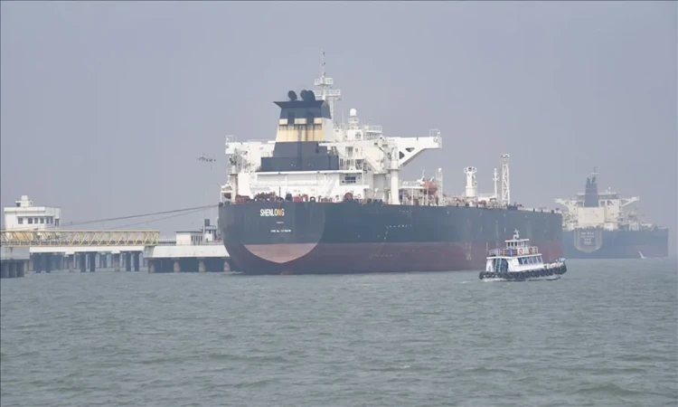 আমিরাতের প্রধান বন্দরের কাছে ট্যাঙ্কার জাহাজে হামলা