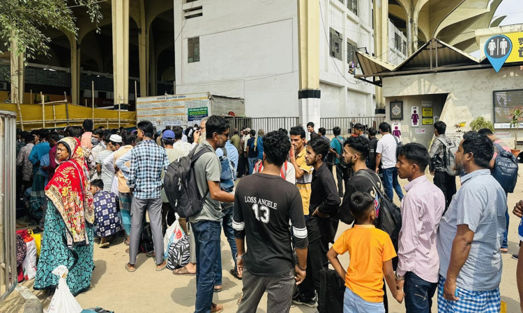 ঘরমুখো মানুষের ঢল কমলাপুরে, শিডিউল বিপর্যয় নেই
