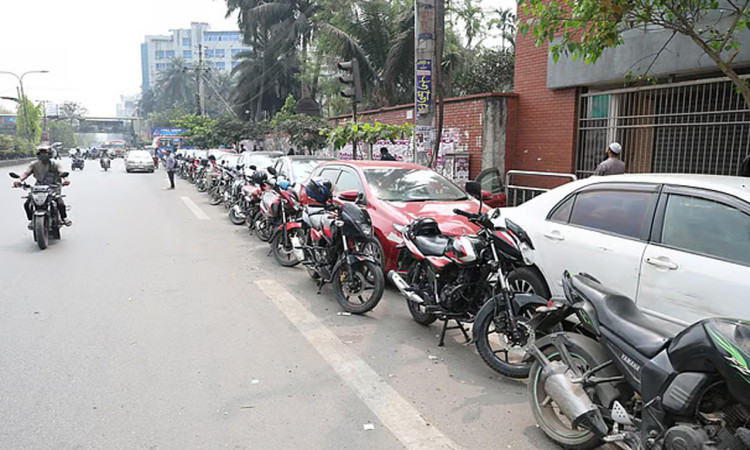 ঢাকায় তেলের জন্য গাড়ির সারি, সরবরাহ কম