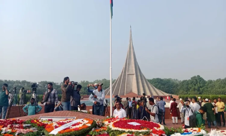 স্বাধীনতা দিবসে বীর শহীদদের প্রতি সর্বস্তরের মানুষের শ্রদ্ধা