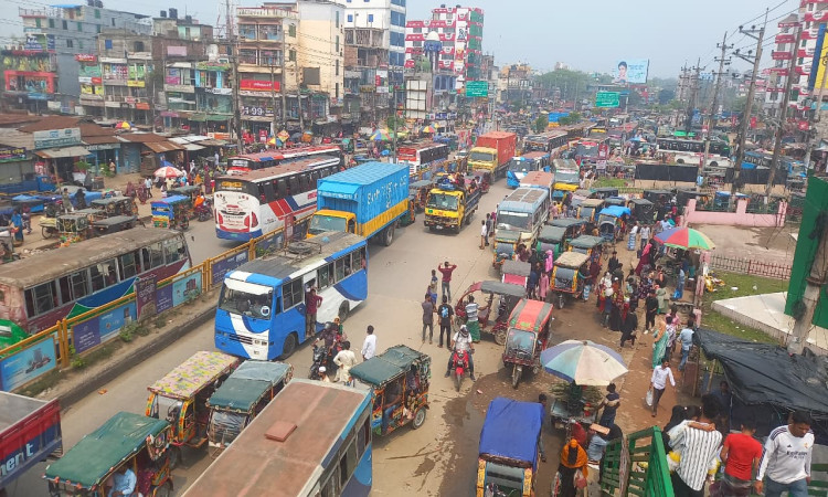 ভালুকায় নির্ধারিত বাসস্ট্যান্ড না থাকায় সড়কে যাত্রী ওঠানামা