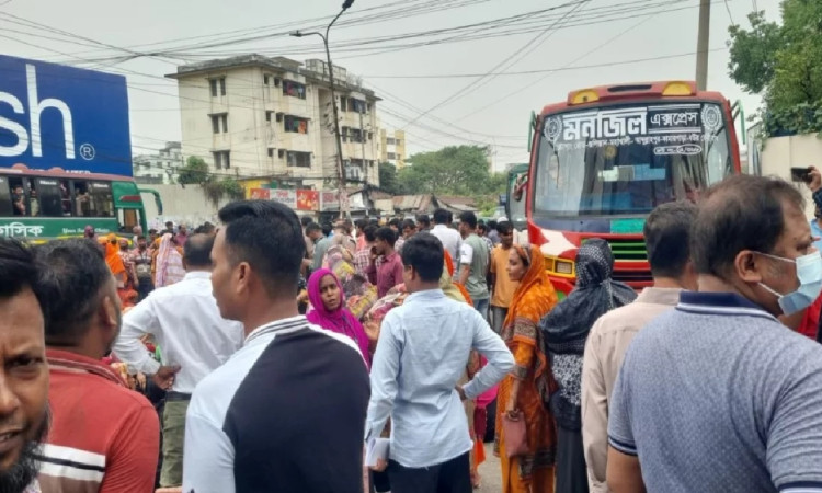 তেজগাঁওয়ে পোশাক শ্রমিকদের বেতন দাবিতে সড়ক অবরোধ