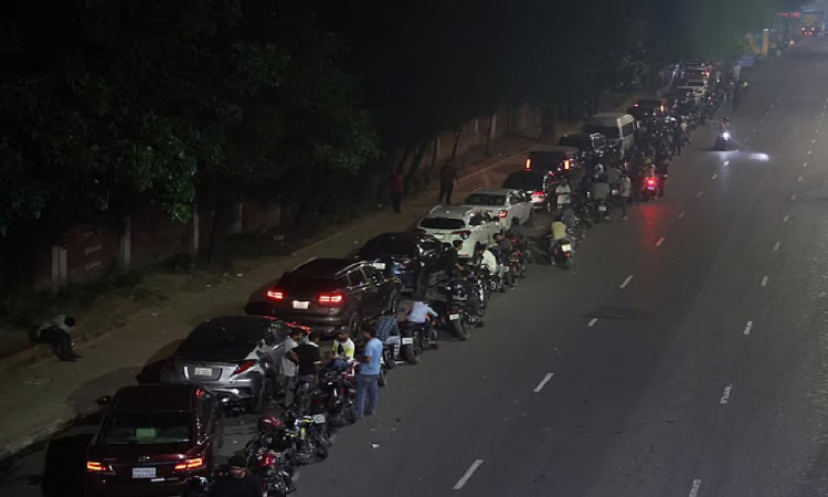তেলের জন্য রাতভর লাইনে শত শত মানুষ