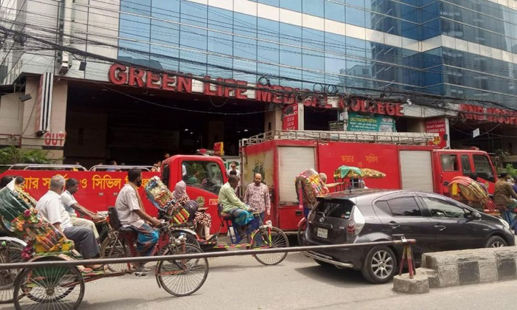 রাজধানীর গ্রিন রোডে গ্রিন লাইফ হাসপাতালে অগ্নিকাণ্ড