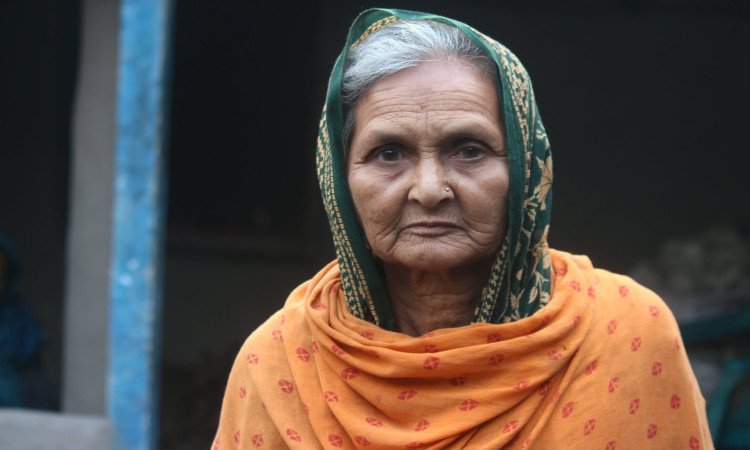 স্বামী-সন্তান থাকা সত্ত্বেও ছাবেদান খাতুনের মানবেতর জীবন