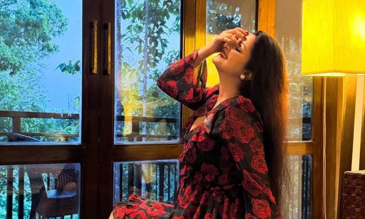 রহস্যময় লুকে পরীমণি, নতুন ছবিতে চমক ভক্তদের