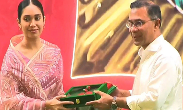 খালেদা জিয়ার পক্ষে স্বাধীনতা পুরস্কার গ্রহণ করলেন নাতনি জাইমা রহমান