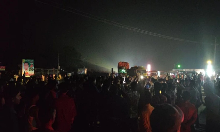 প্রবেশপত্র না পেয়ে মহাসড়ক অবরোধ শিক্ষার্থীদের