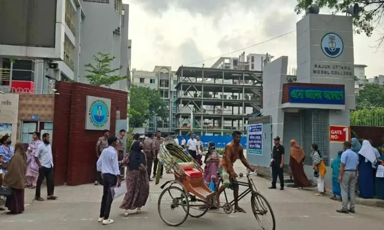 দুই ঘণ্টা আগেই কেন্দ্রে হাজির পরীক্ষার্থীরা