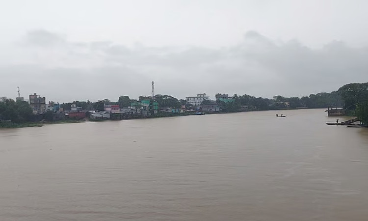 ভারী বৃষ্টিতে পাঁচ জেলায় বন্যার আশঙ্কা