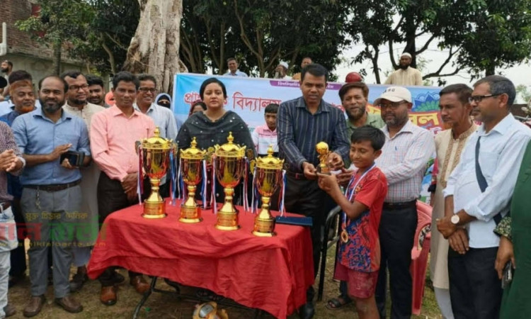 তাড়াশে প্রাথমিক বিদ্যালয় গোল্ডকাপ ফুটবলে সান্দ্রার শিরোপা জয়