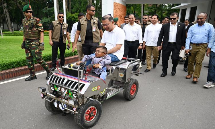 কলেজছাত্রের বানানো স্মার্ট কারে চড়ে উৎসাহ দিলেন প্রধানমন্ত্রী