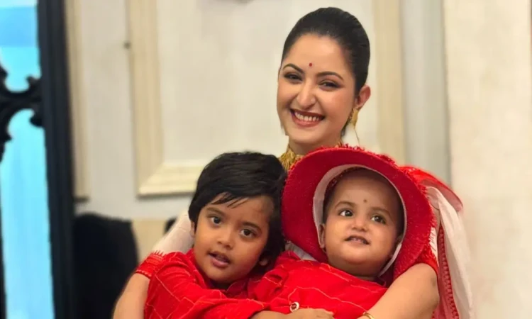 মা দিবসে দুই সন্তানকে নিয়ে পরীমণির আবেগঘন মুহূর্ত