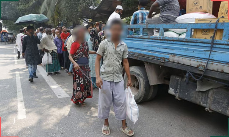 শিকলে বাঁধা নাতিকে নিয়ে টিসিবির লাইনে নানি সালেহা বেগম