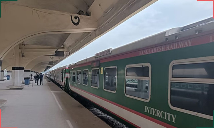 ঈদযাত্রায় এক টিকিটের জন্য লড়েছেন প্রায় ৪০০ জন