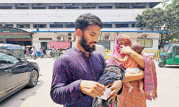 যমজ সন্তান কোলে মা–বাবা, একটি মৃত, অন্যটিও হামে আক্রান্ত