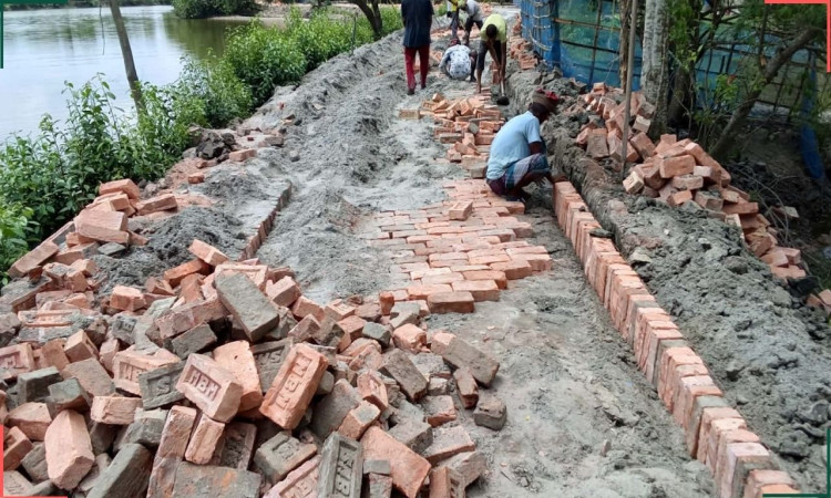সড়ক নির্মাণে উন্নয়নের নামে অনিয়ম, ক্ষোভে এলাকাবাসী