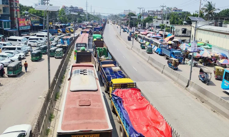 লাঙ্গলবন্দ সেতুর সংস্কারকাজ: ঢাকা-চট্টগ্রাম মহাসড়কে ১৭ কিমি তীব্র যানজট