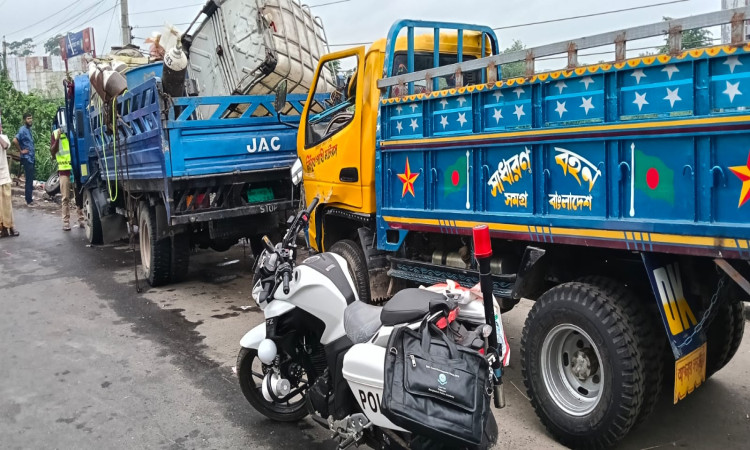 ভাঙ্গা এক্সপ্রেসওয়েতে ট্রাকে ট্রাকের সজোরে ধাক্কা, চালক-হেলপারসহ নিহত ২
