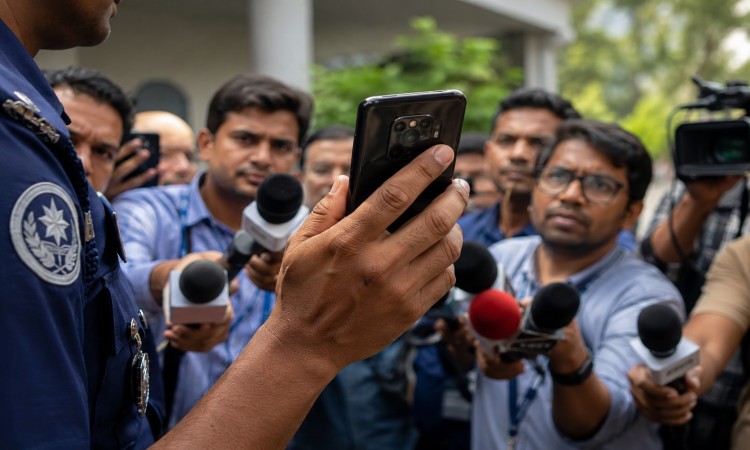 ফোন দিয়ে সাংবাদিকদের রাজনৈতিক পরিচয় কেন জানতে চাচ্ছে পুলিশ?