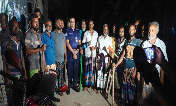পশুর নিরাপত্তা নিশ্চিতে সিরাজগঞ্জের তাড়াশে রাতজাগা যৌথ পাহারা