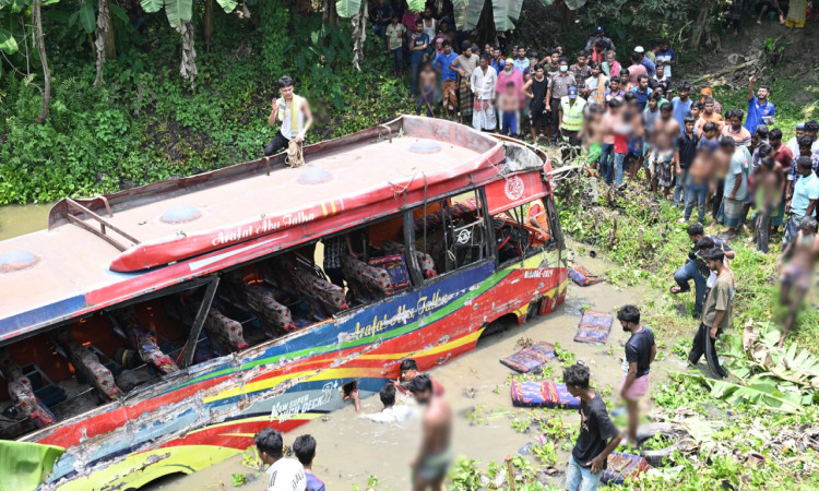 কুষ্টিয়ায় বাস-ট্রাক সংঘর্ষে নিহত ৩, আহত ২৫