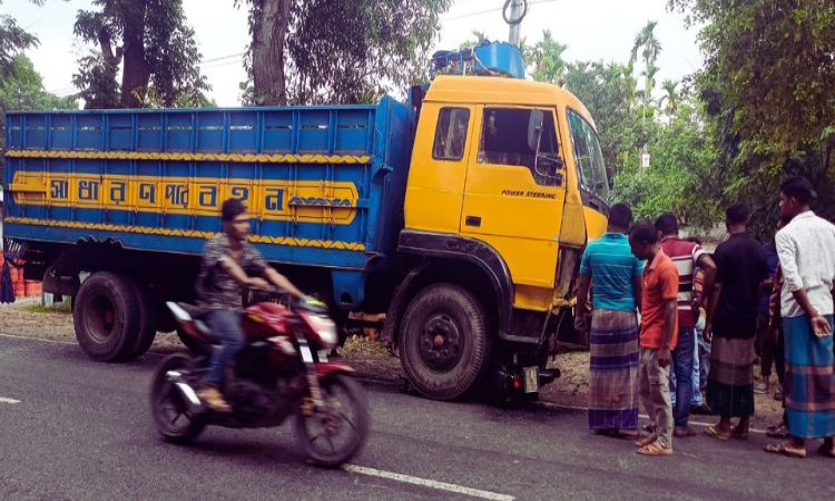 ঘোড়াঘাটে ট্রাকচাপায় ৩ মোটরসাইকেল আরোহী নিহত