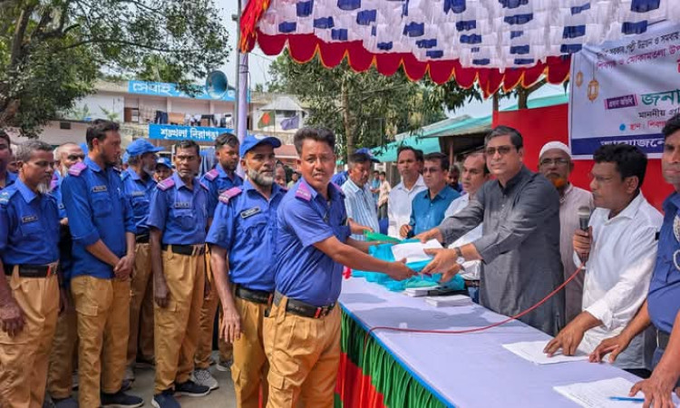 শিবগঞ্জে গ্রাম পুলিশ ও নৈশ্যপ্রহরীদের মাঝে নগদ অর্থ ও পোশাক বিতরণ