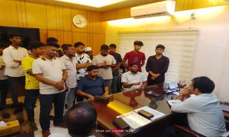 ভিজিএফ কার্ড বিতরণে অনিয়মের অভিযোগে তারাবো পৌরসভায় বিক্ষোভ
