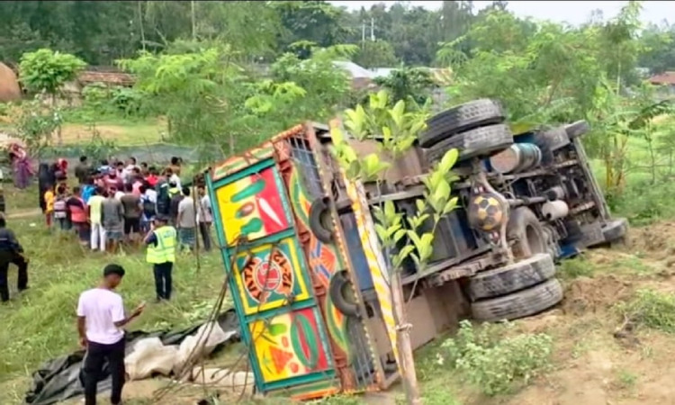 যমুনা সেতুর পূর্বপ্রান্তে ট্রাক উল্টে নিহত ১৫
