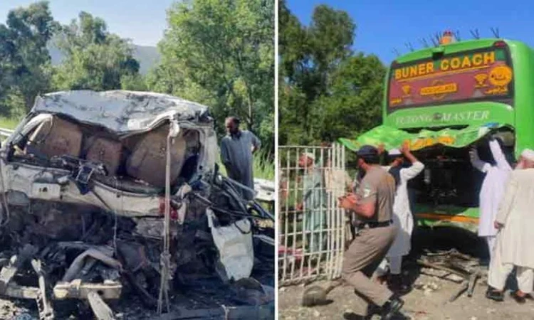 পাকিস্তানে যাত্রীবাহী বাসে ভ্যানের ধাক্কা, নিহত ১১