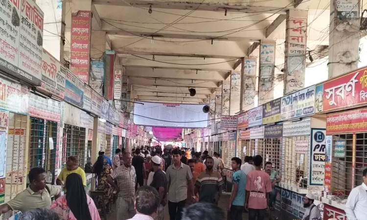 গাবতলীতে দূরপাল্লার বাসে এখনও মিলছে টিকিট