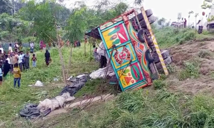 একদিনে ছয় জেলায় সড়কে ঝরল ২৬ প্রাণ