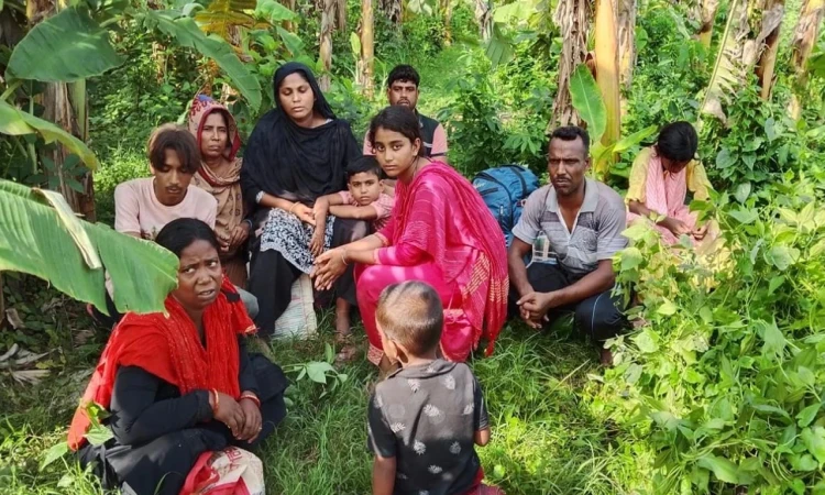 দর্শনা সীমান্তে অবৈধভাবে অনুপ্রবেশের অভিযোগে নারী ও শিশুসহ আটক ১০