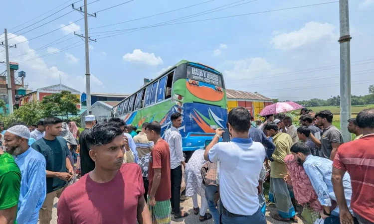 নেত্রকোণায় যাত্রীবাহী বাসের চাপায় মা ও দুই মেয়ে নিহত