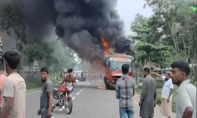 ফটিকছড়িতে বাসচাপায় বাবা-ছেলের মৃত্যু, বাসে আগুন দিল জনতা