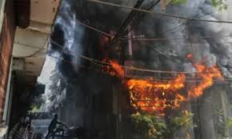 দিল্লির হোটেলে ভয়াবহ আগুন, ঘুমন্ত অবস্থায় ২১ জনের মৃত্যু