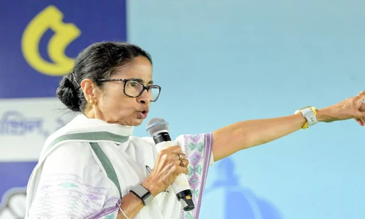 বিদ্রোহে কাঁপছে তৃণমূল: সব কমিটি বিলুপ্ত ঘোষণা মমতার